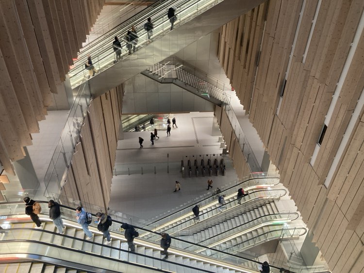 Quelques uns des 56 escalators de la gare de Saint-Denis Pleyel, un lundi matin en heure de pointe. (Thomas Ladonne)